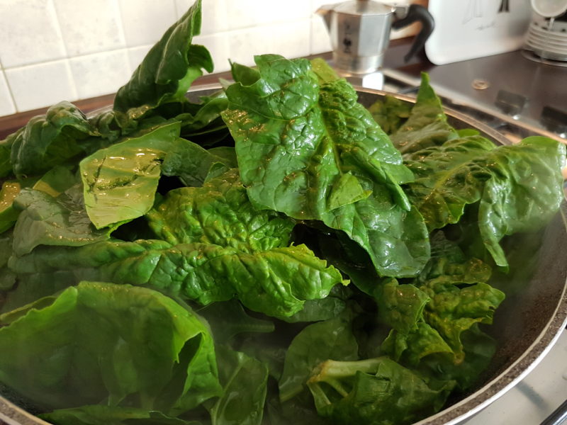 Tortino integrale con spinaci e meringhe salate