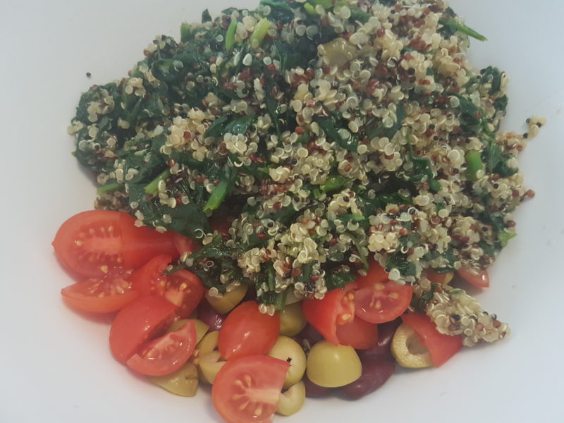 Quinoa con spinaci, fagioli rossi, olive verdi e pomodorini